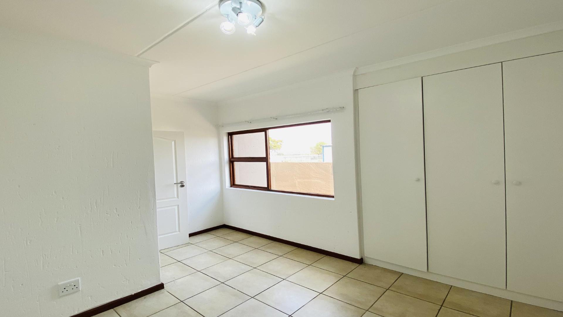 Bed Room 1 - 13 square meters of property in Helderwyk Estate