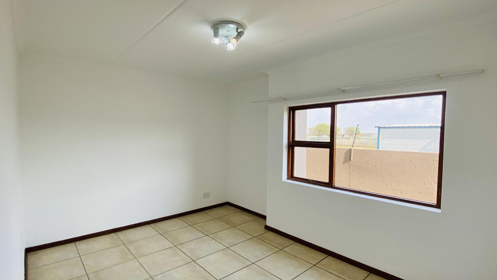 Bed Room 2 - 16 square meters of property in Helderwyk Estate