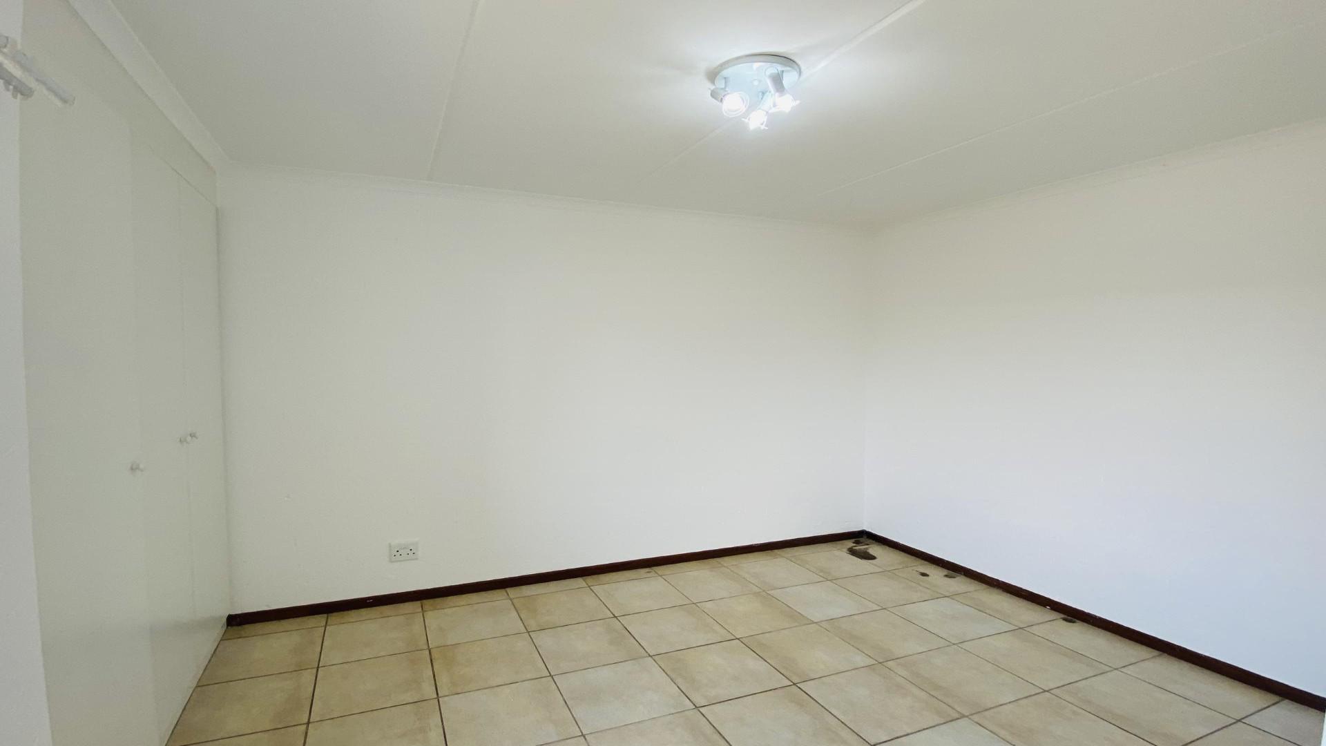 Bed Room 1 - 13 square meters of property in Helderwyk Estate