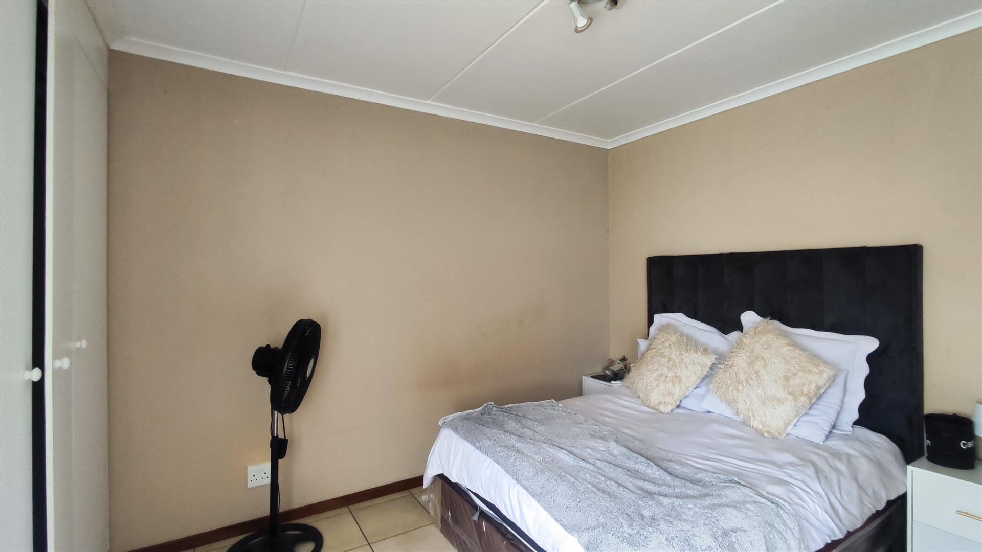 Bed Room 2 - 16 square meters of property in Helderwyk Estate