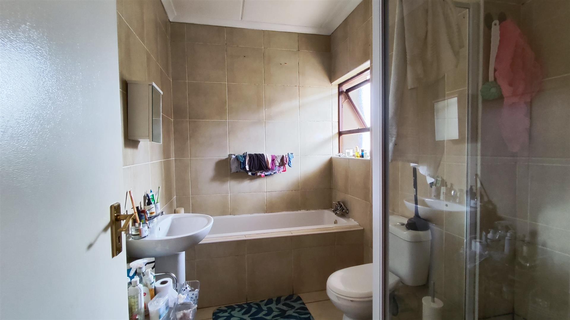 Bathroom 1 - 7 square meters of property in Helderwyk Estate