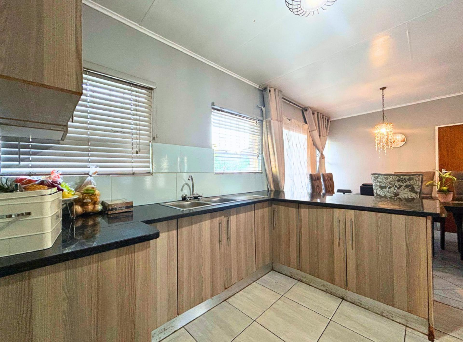  of property in Die Hoewes