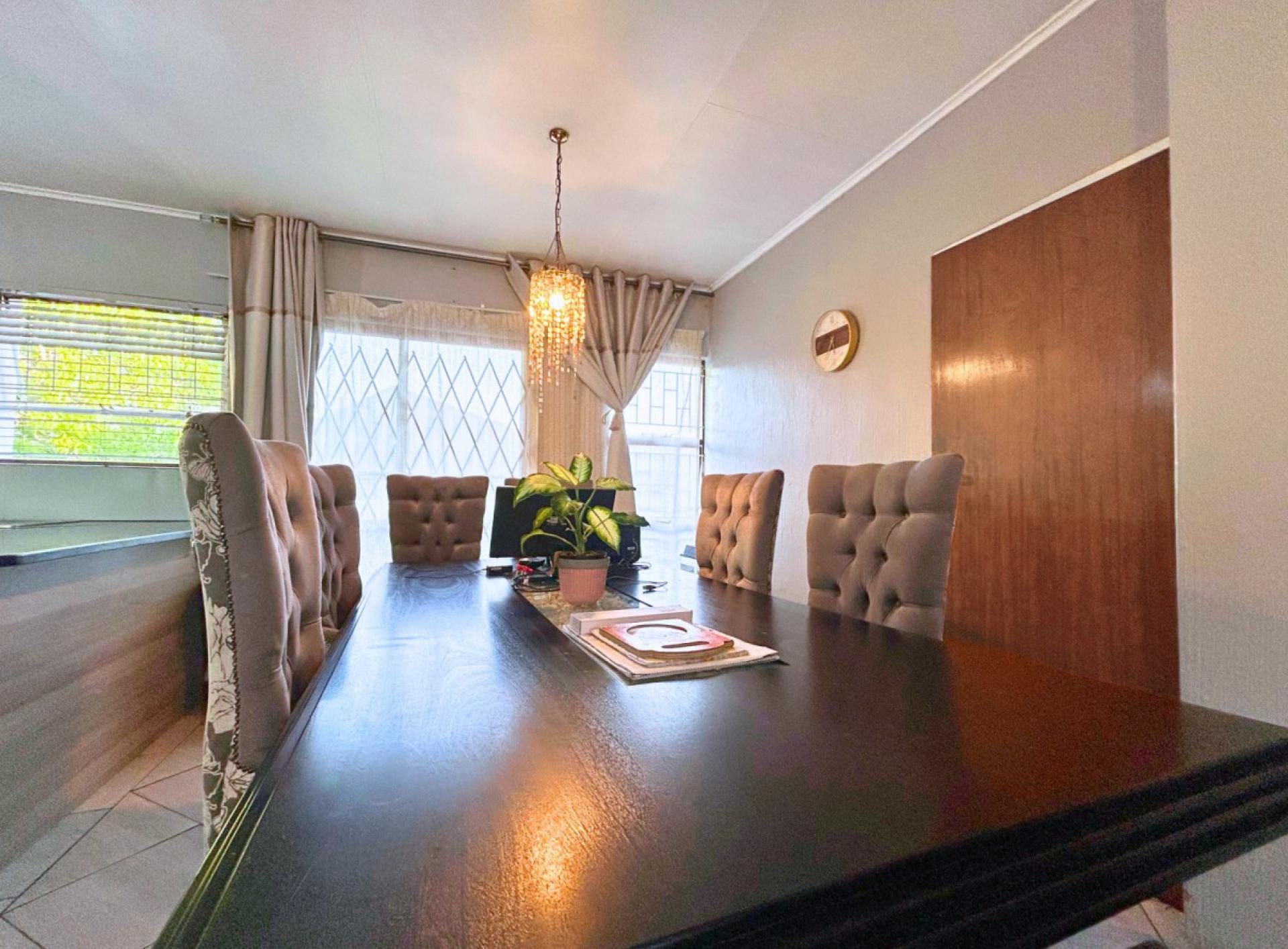  of property in Die Hoewes