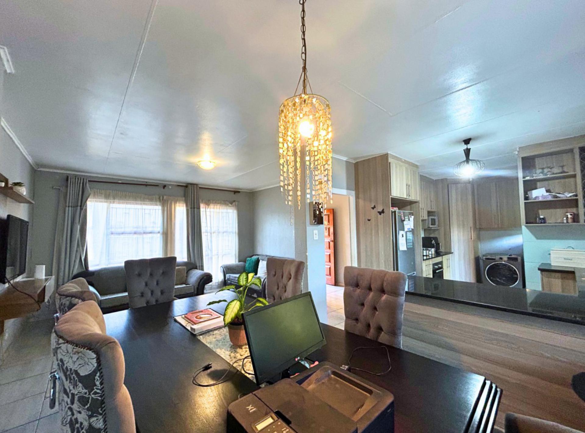  of property in Die Hoewes