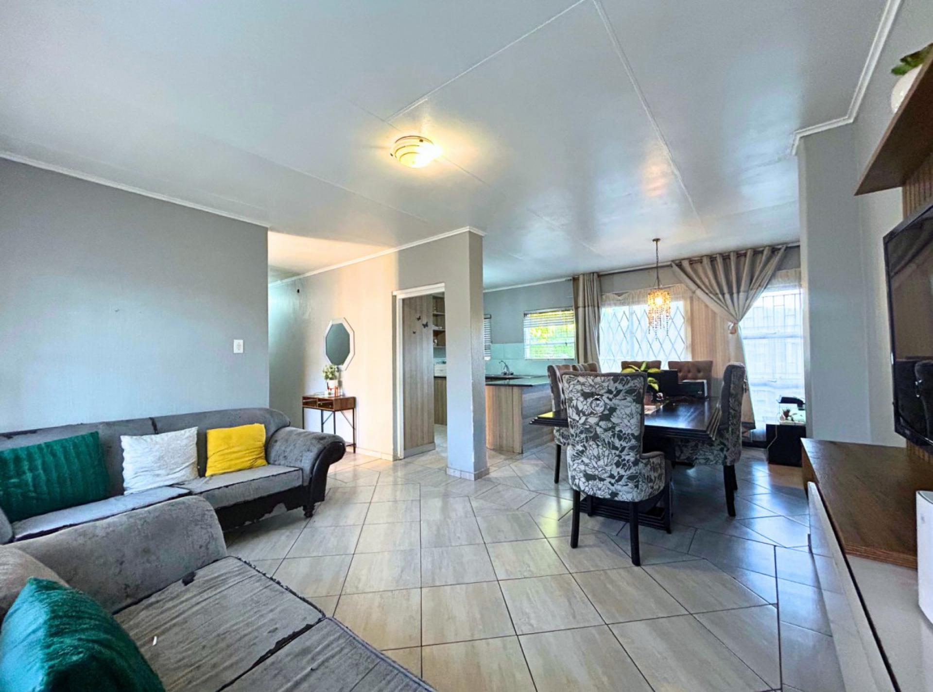  of property in Die Hoewes