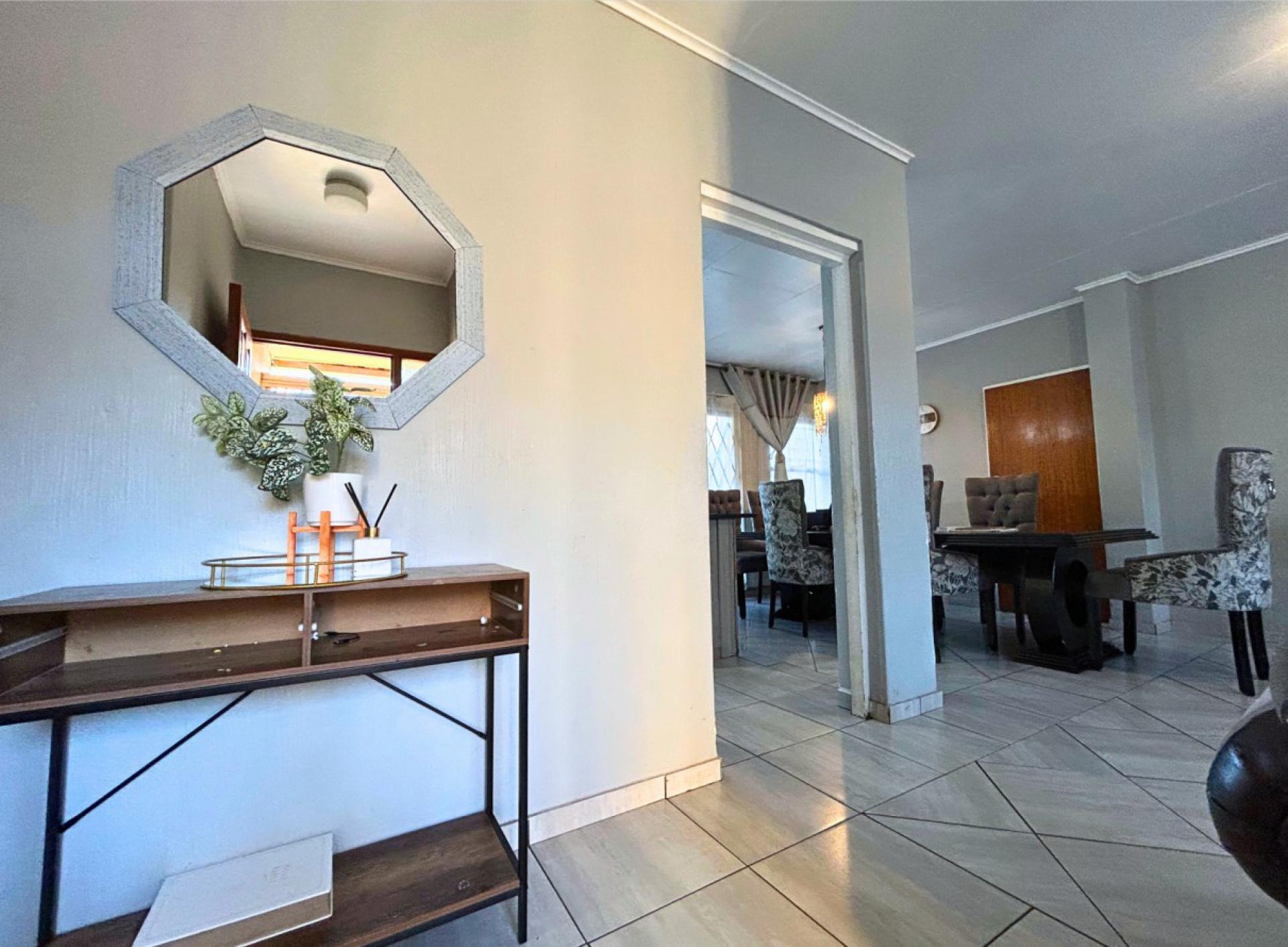  of property in Die Hoewes