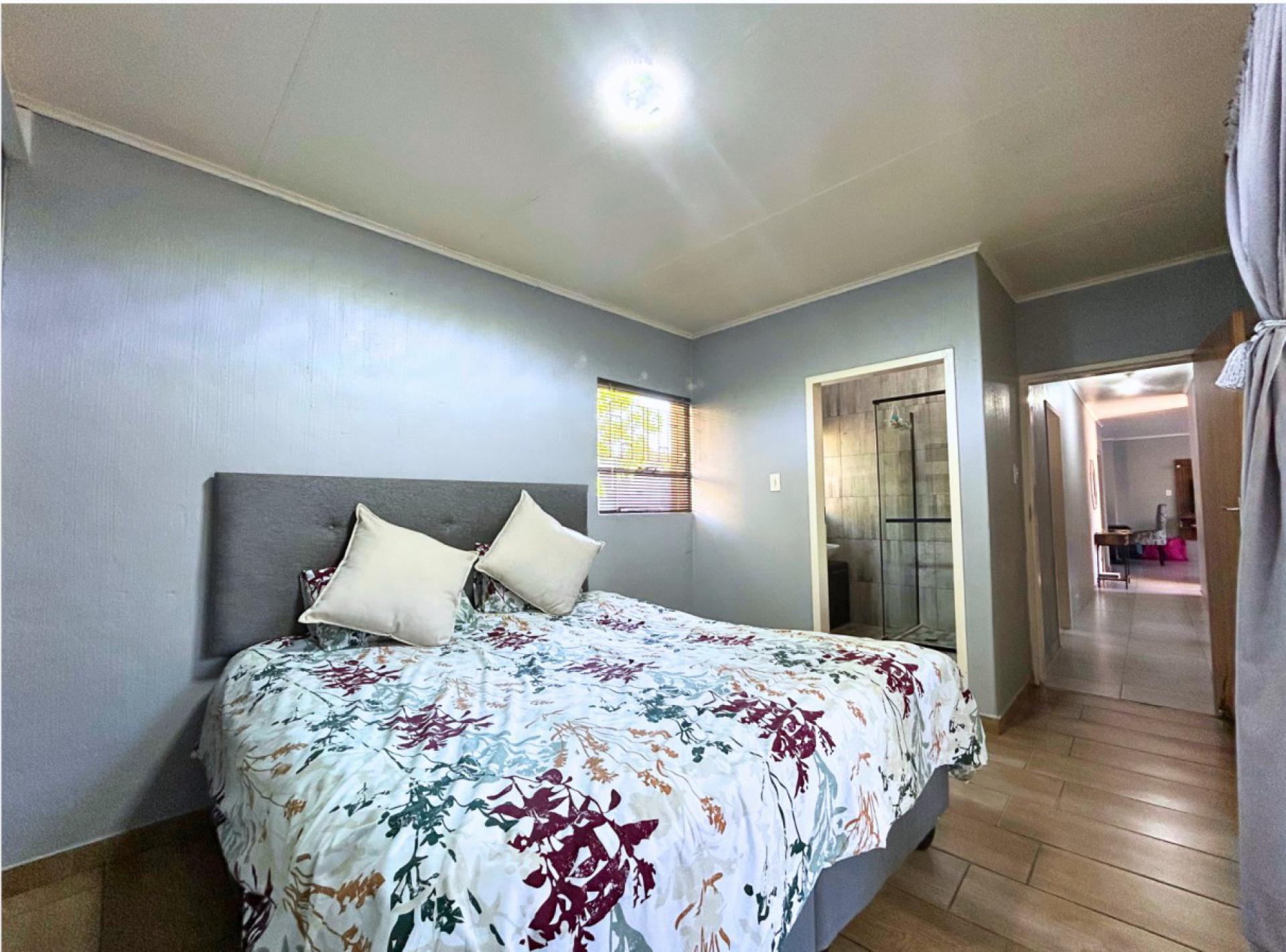  of property in Die Hoewes