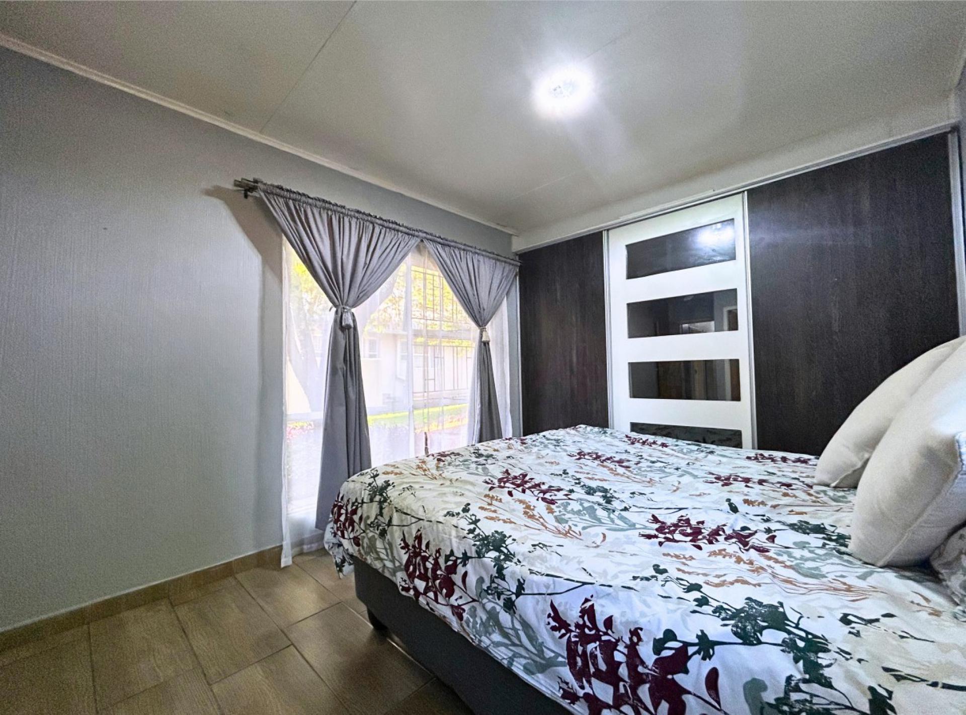  of property in Die Hoewes