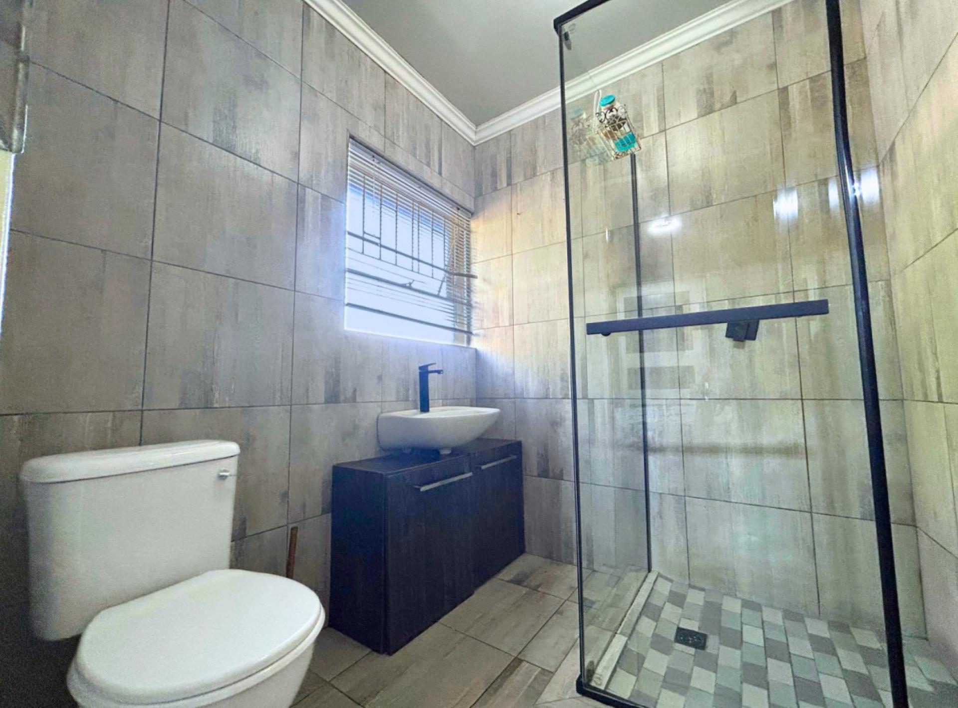  of property in Die Hoewes