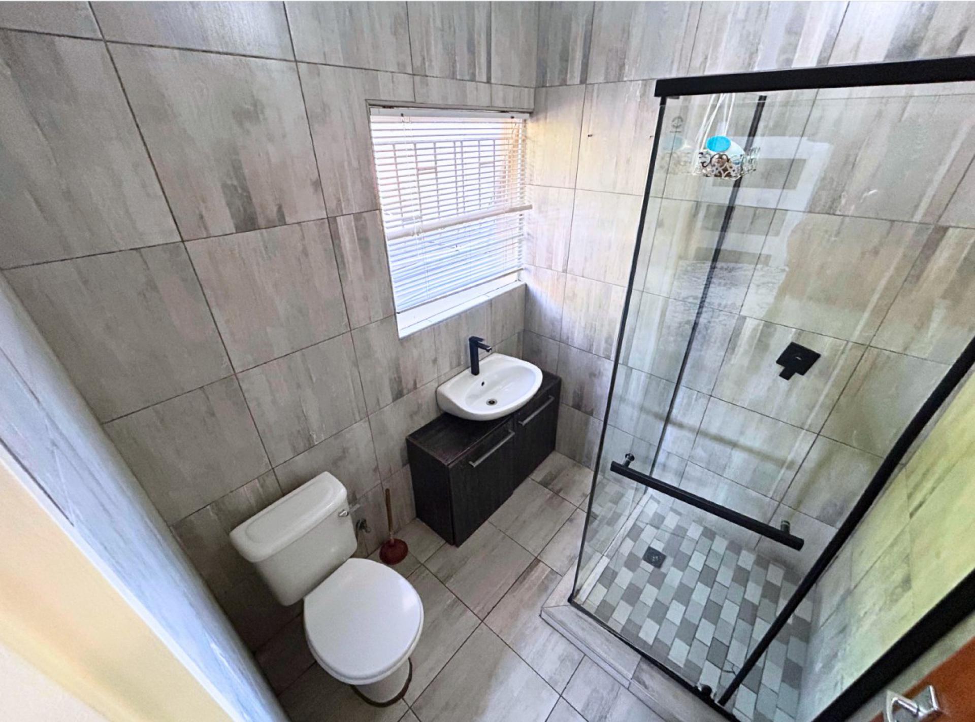  of property in Die Hoewes