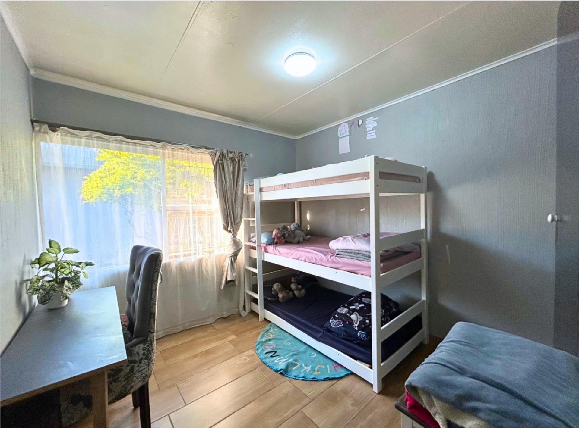  of property in Die Hoewes