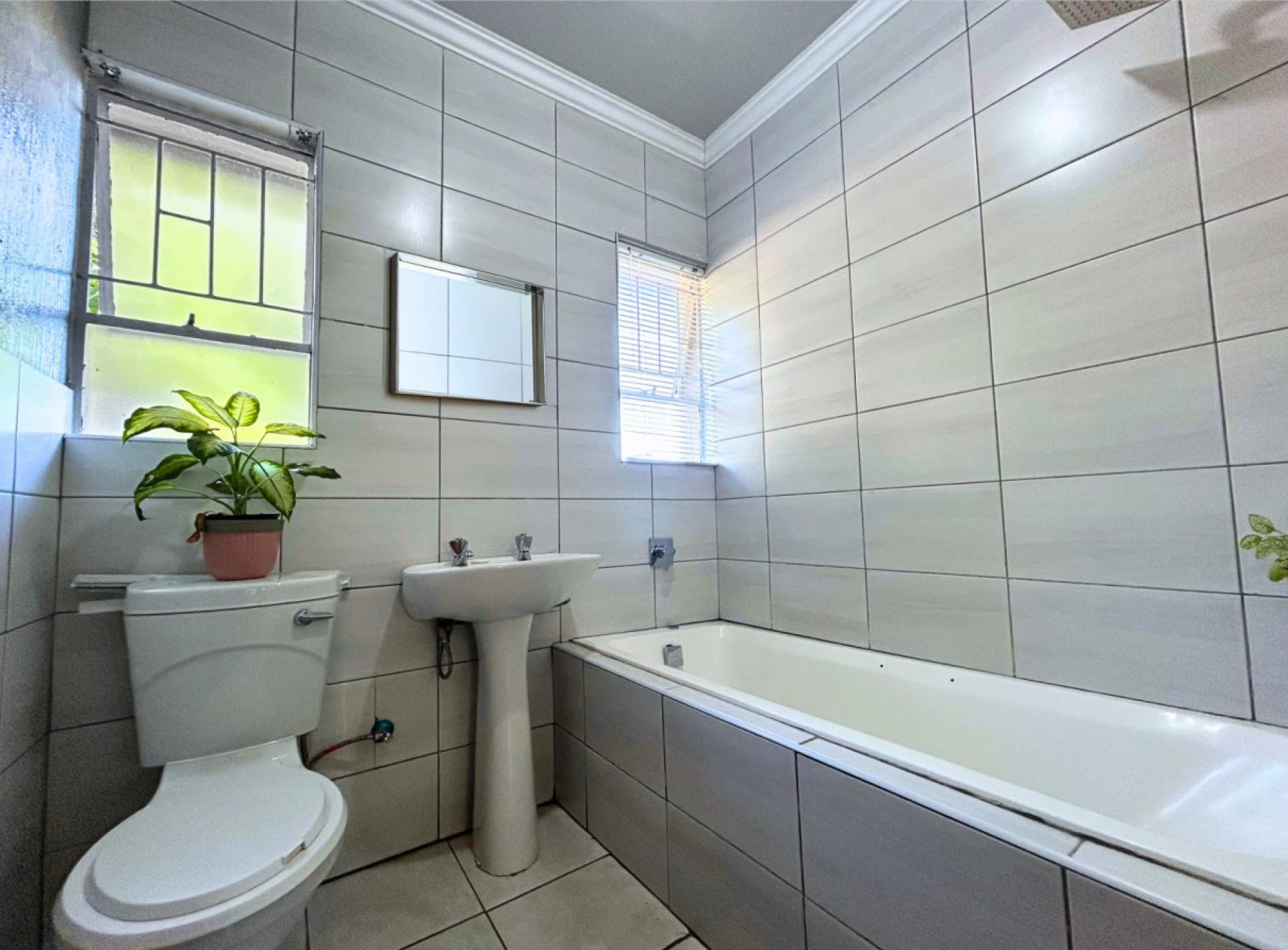  of property in Die Hoewes