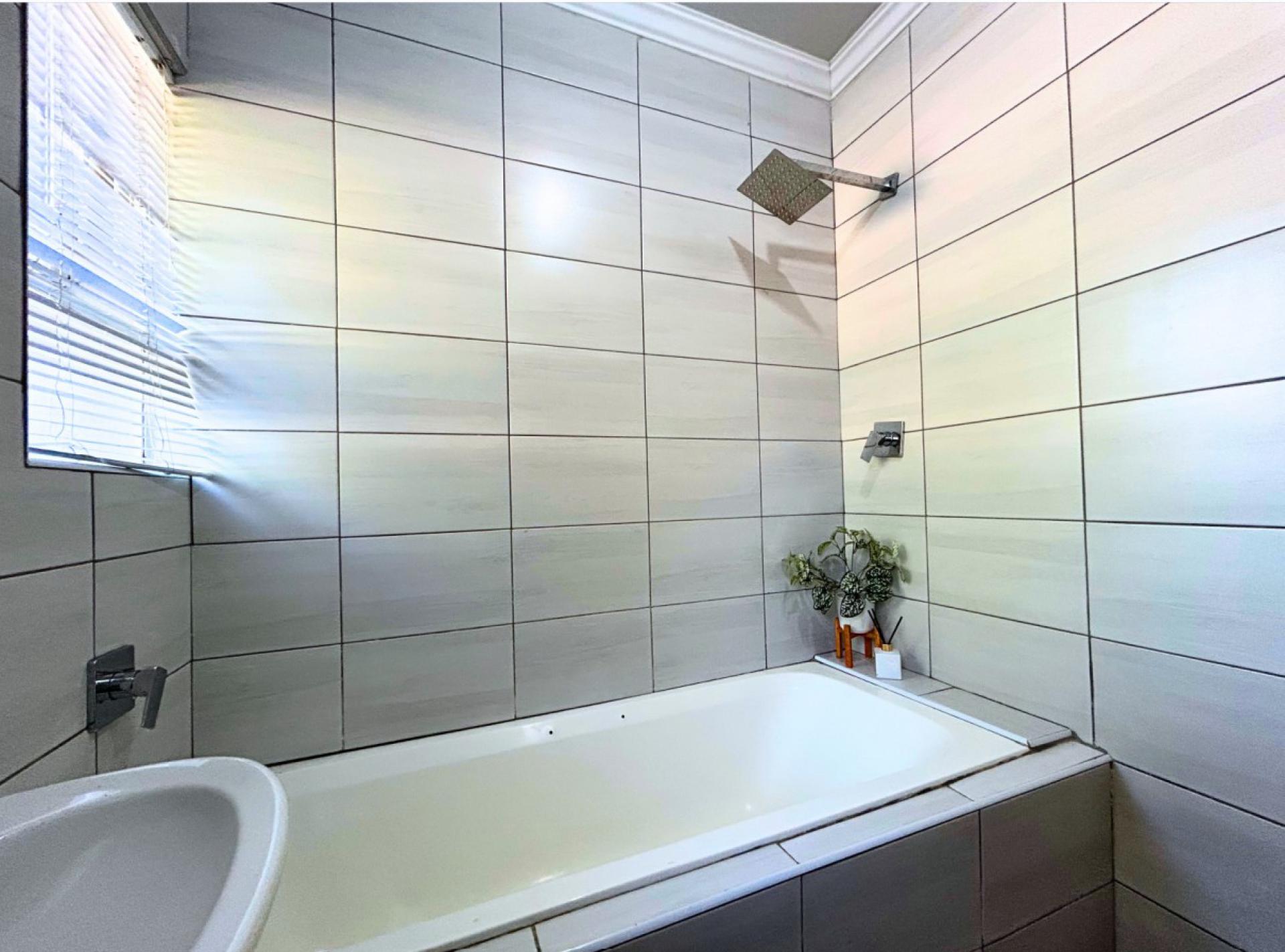  of property in Die Hoewes