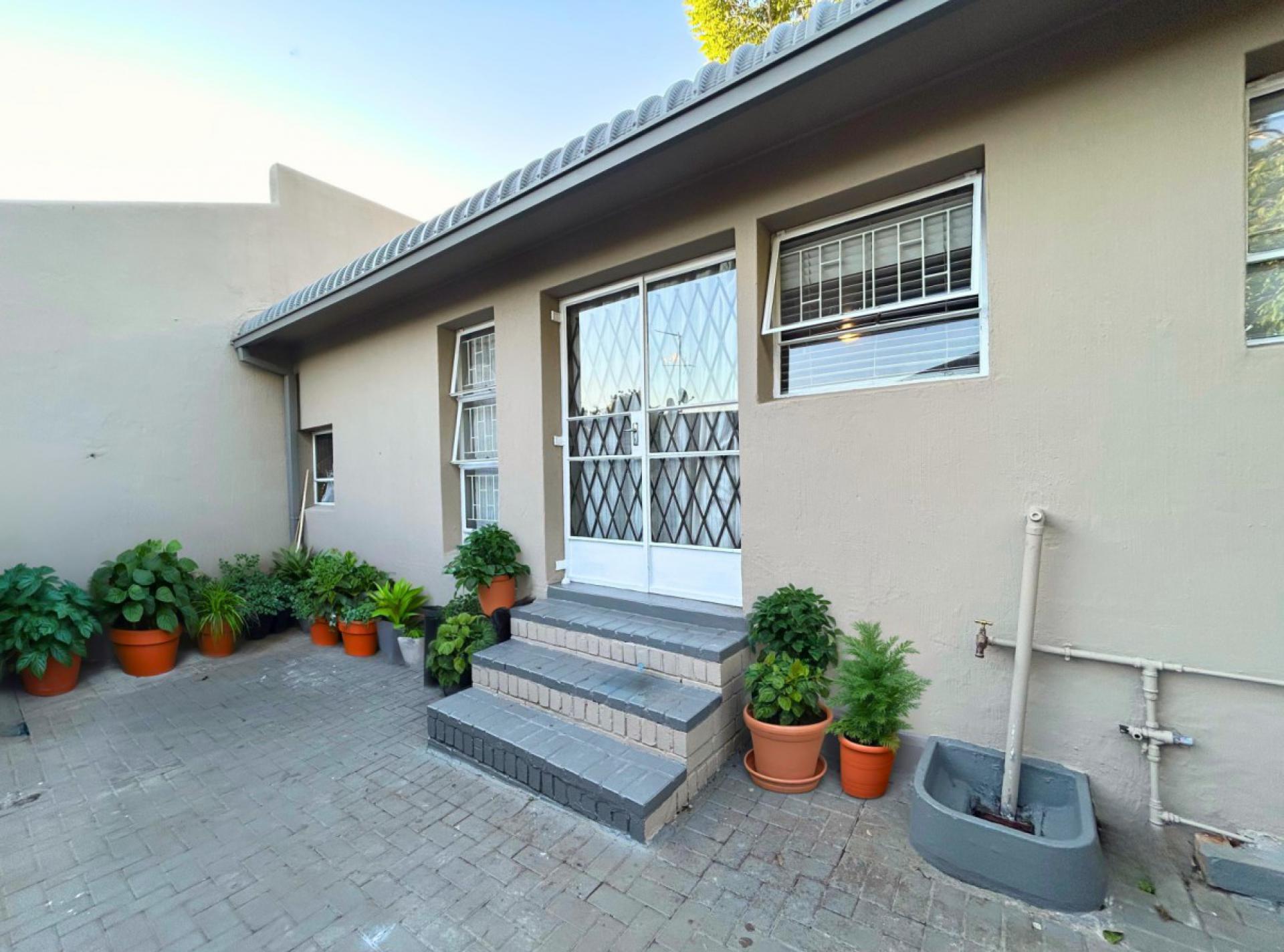  of property in Die Hoewes