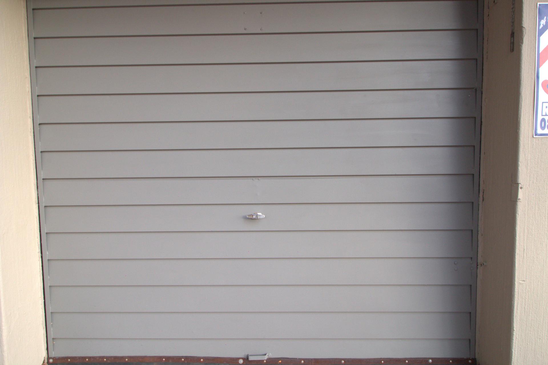  of property in Die Hoewes