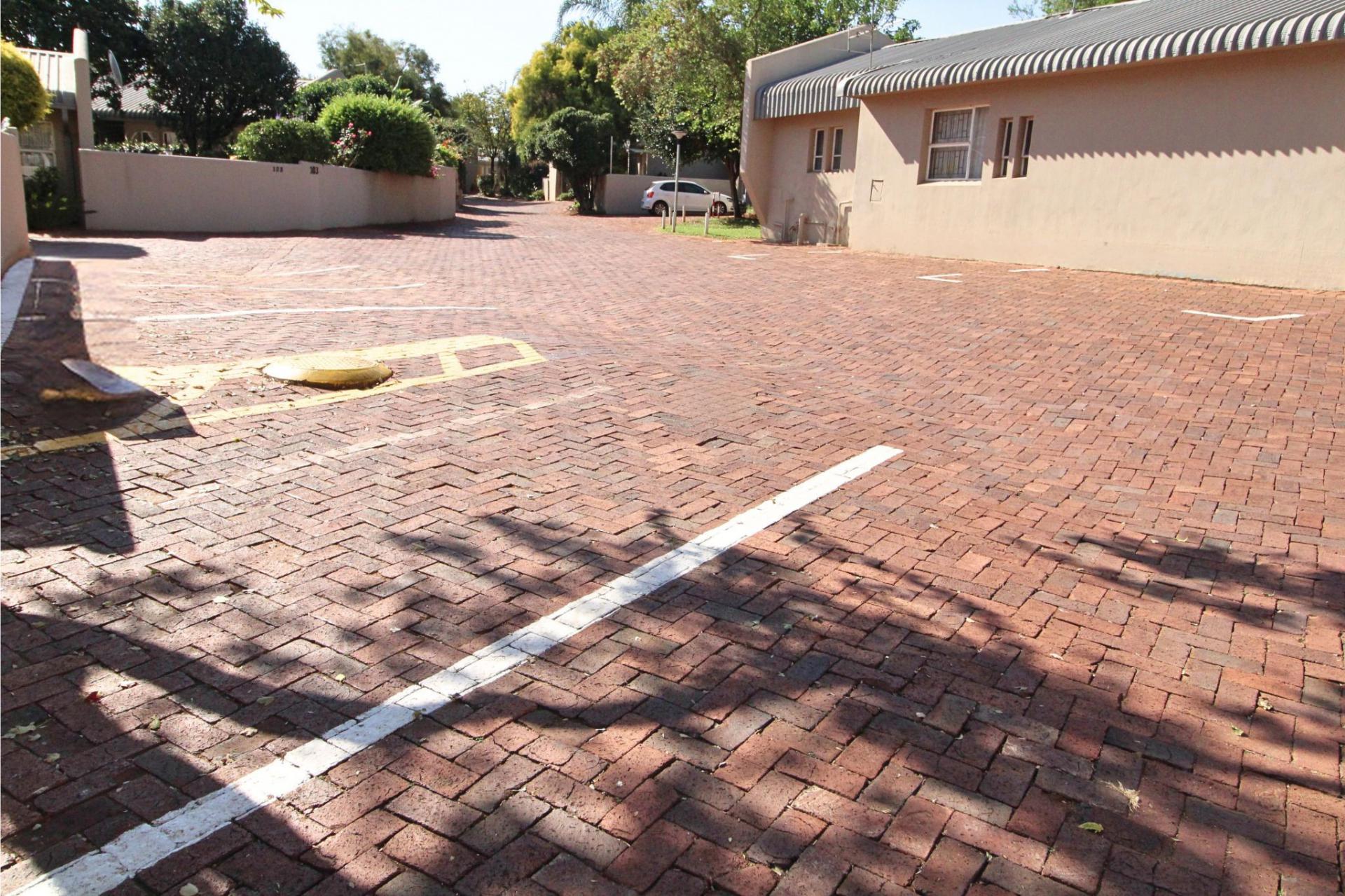  of property in Die Hoewes