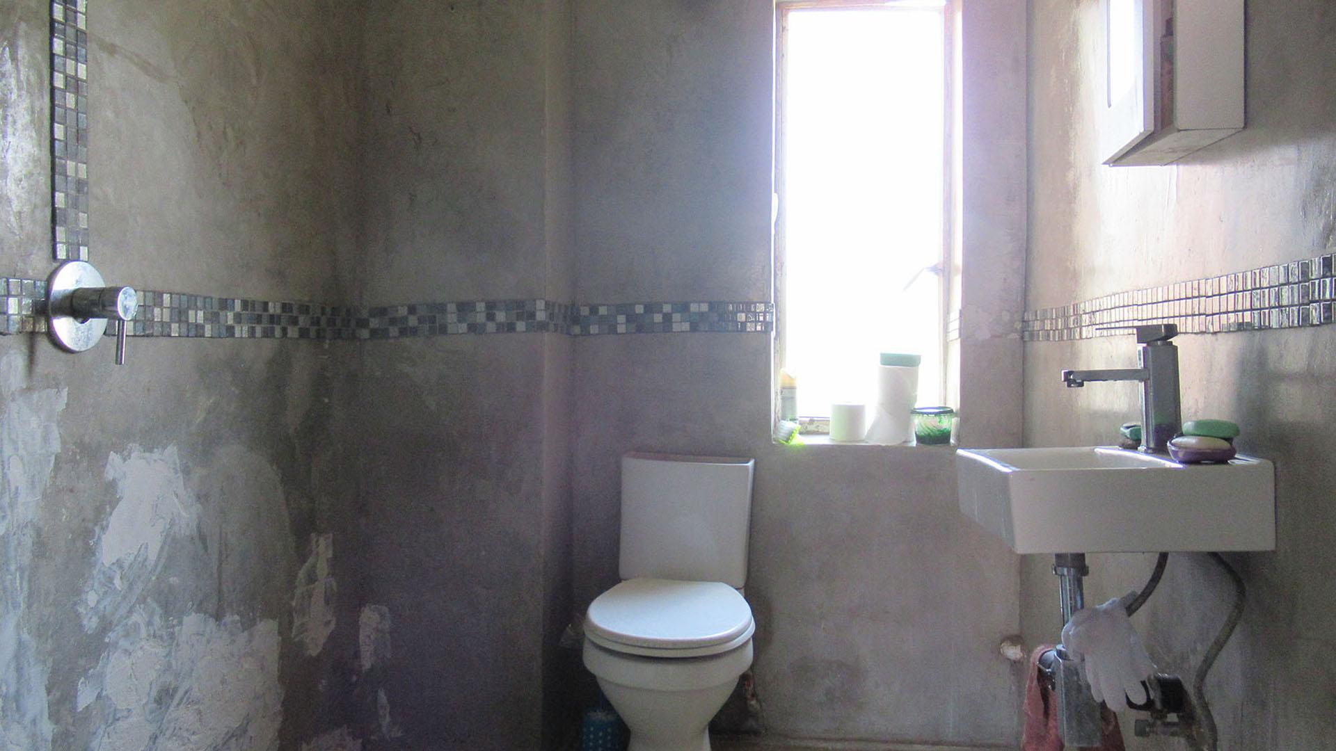 Bathroom 1 - 5 square meters of property in Florida
