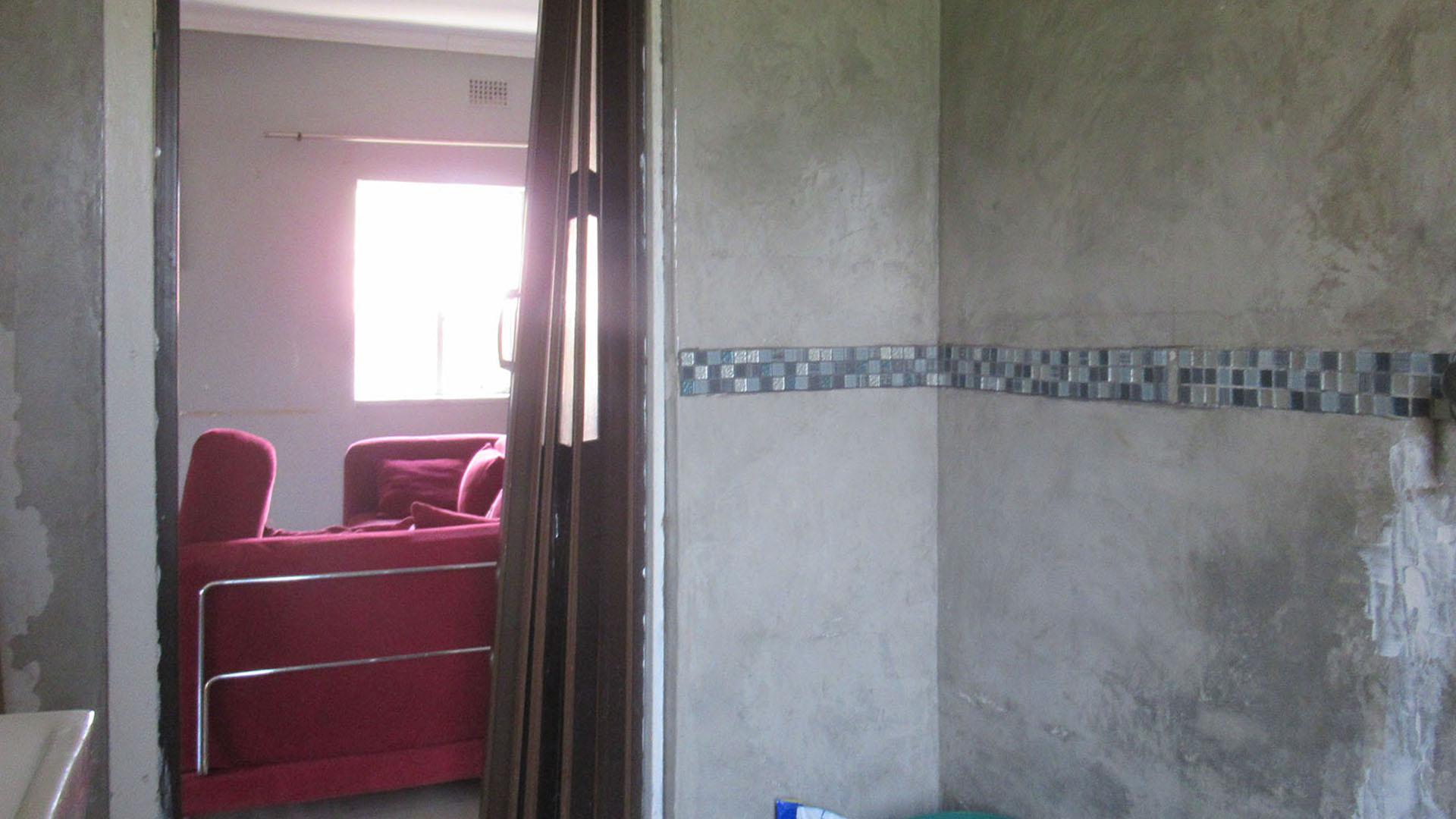 Bathroom 1 - 5 square meters of property in Florida
