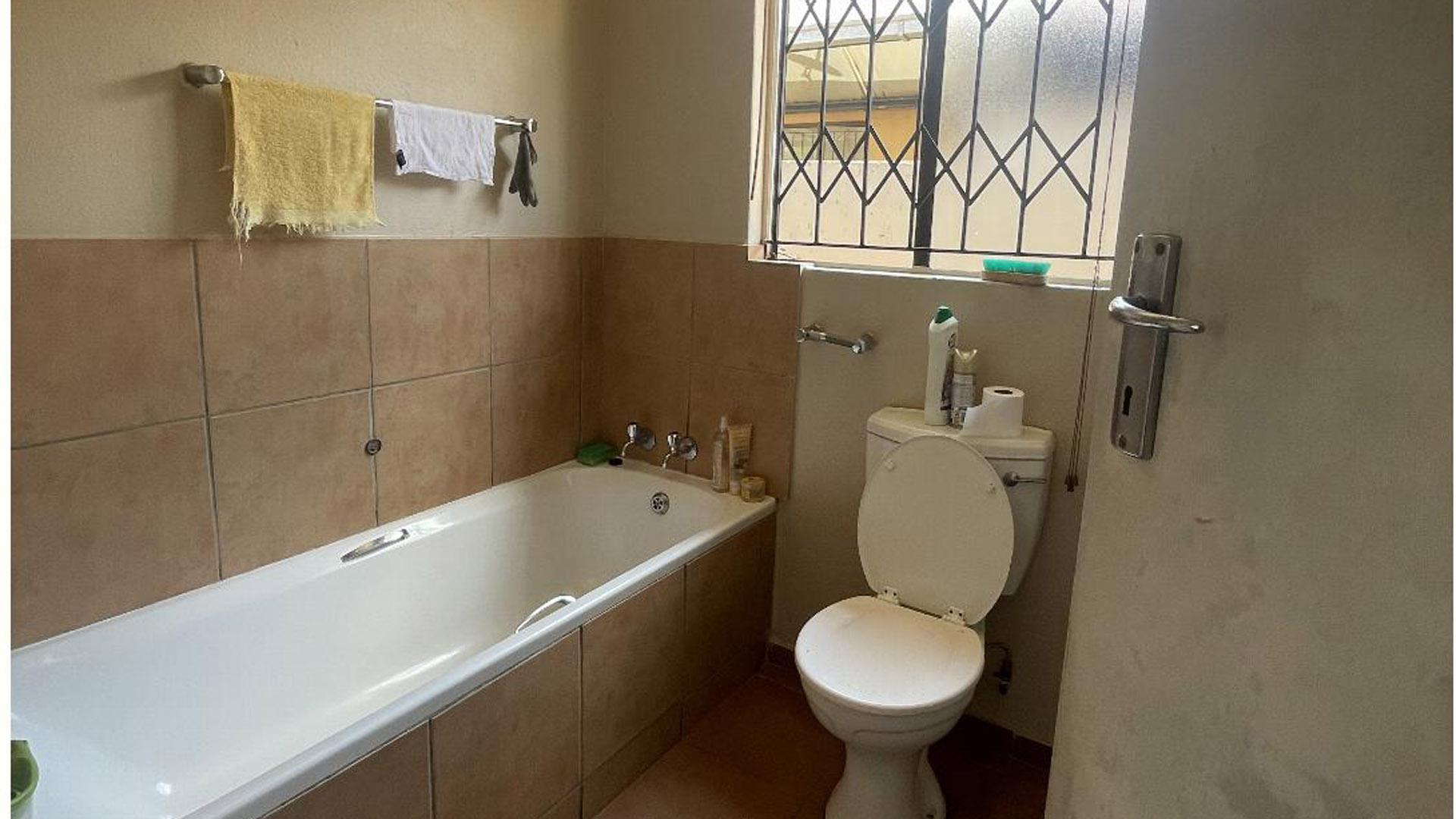 Bathroom 1 - 7 square meters of property in Protea Glen