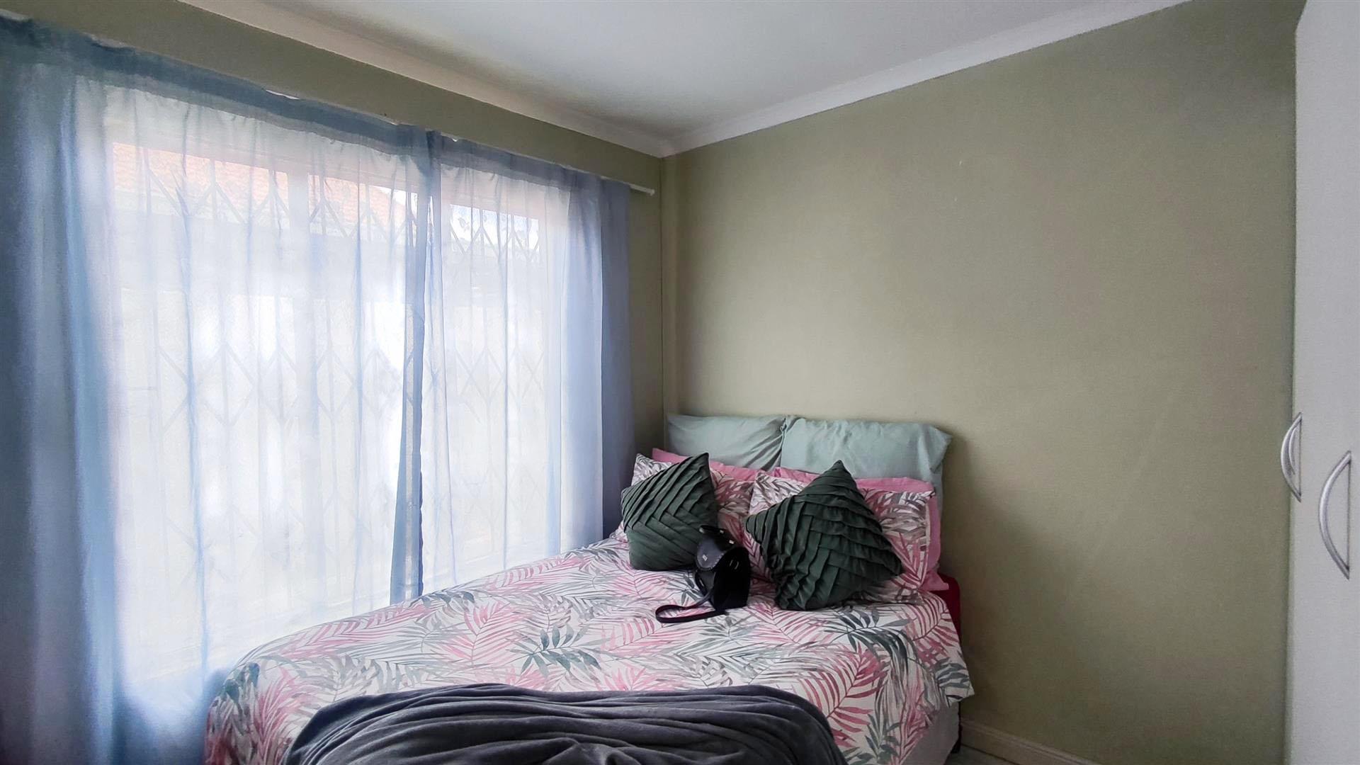 Bed Room 1 - 10 square meters of property in Protea Glen