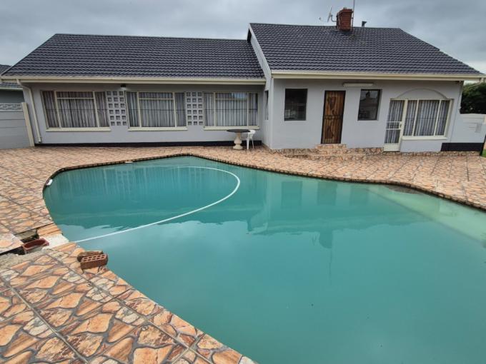 5 Bedroom House for Sale For Sale in Brackendowns - MR700357