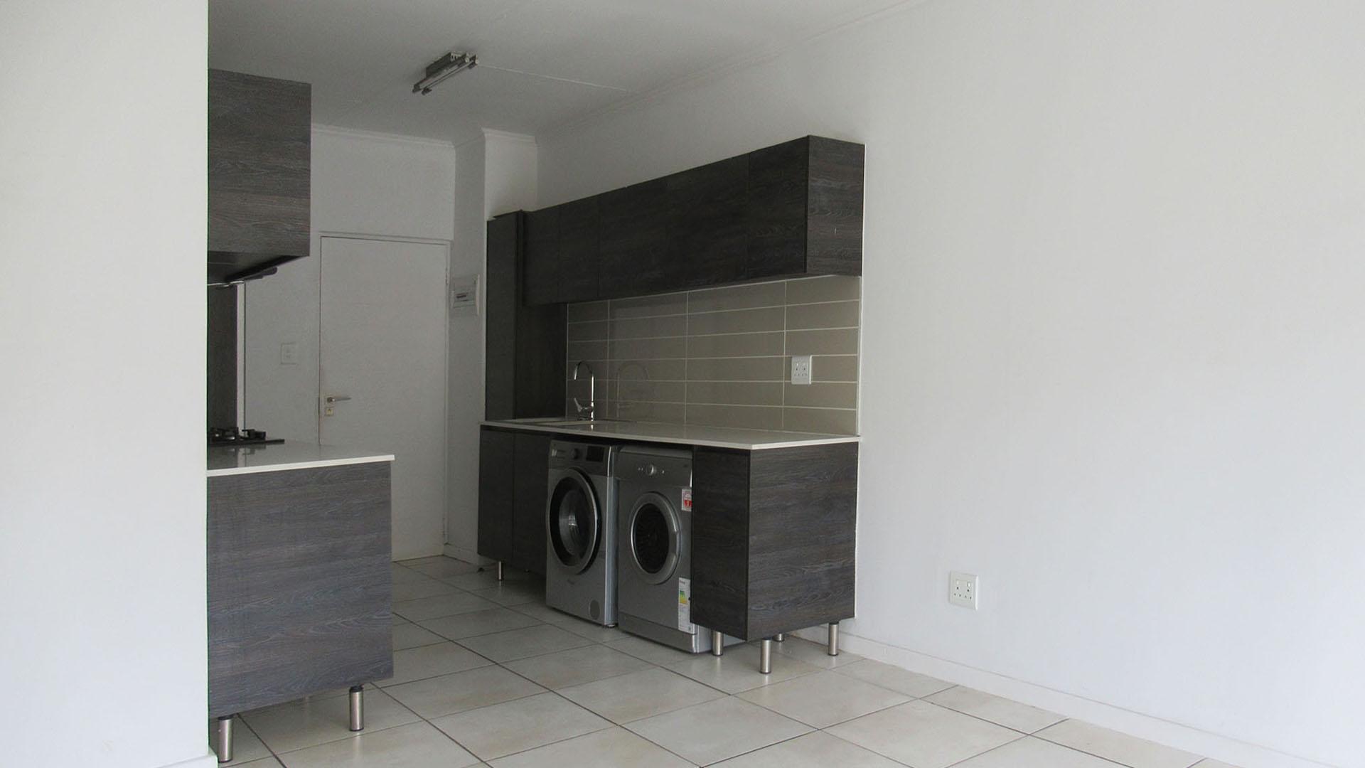 Lounges - 17 square meters of property in Oakdene