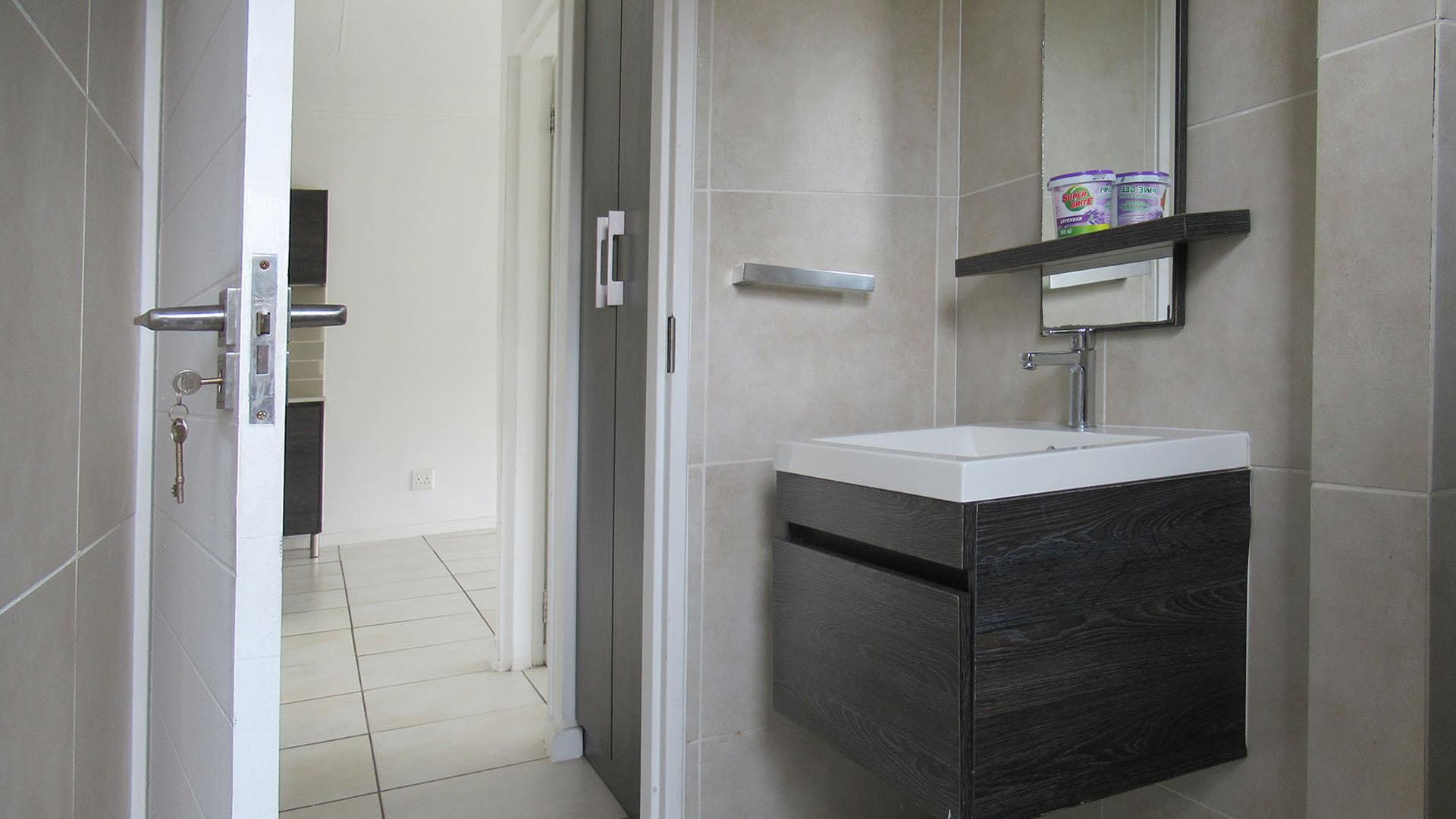 Bathroom 1 - 5 square meters of property in Oakdene