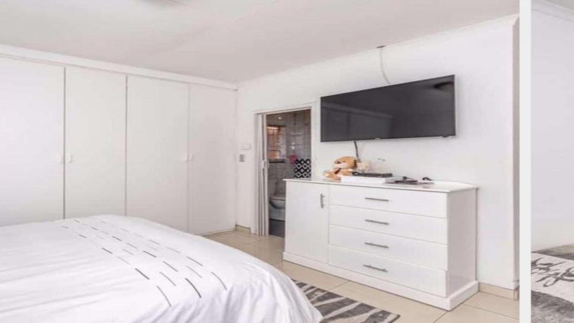 Main Bedroom of property in Edleen