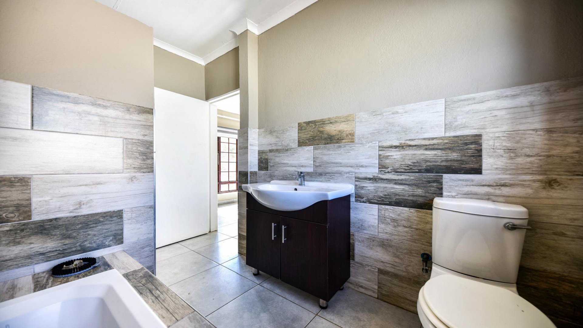 Bathroom 1 of property in Die Hoewes