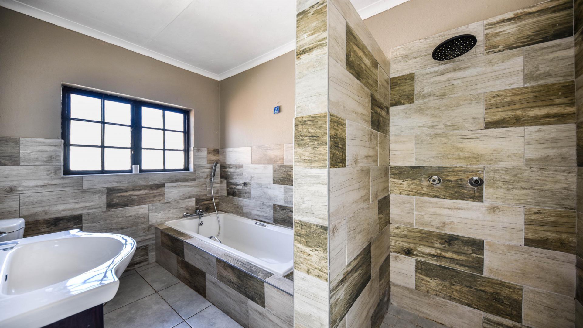 Bathroom 1 of property in Die Hoewes