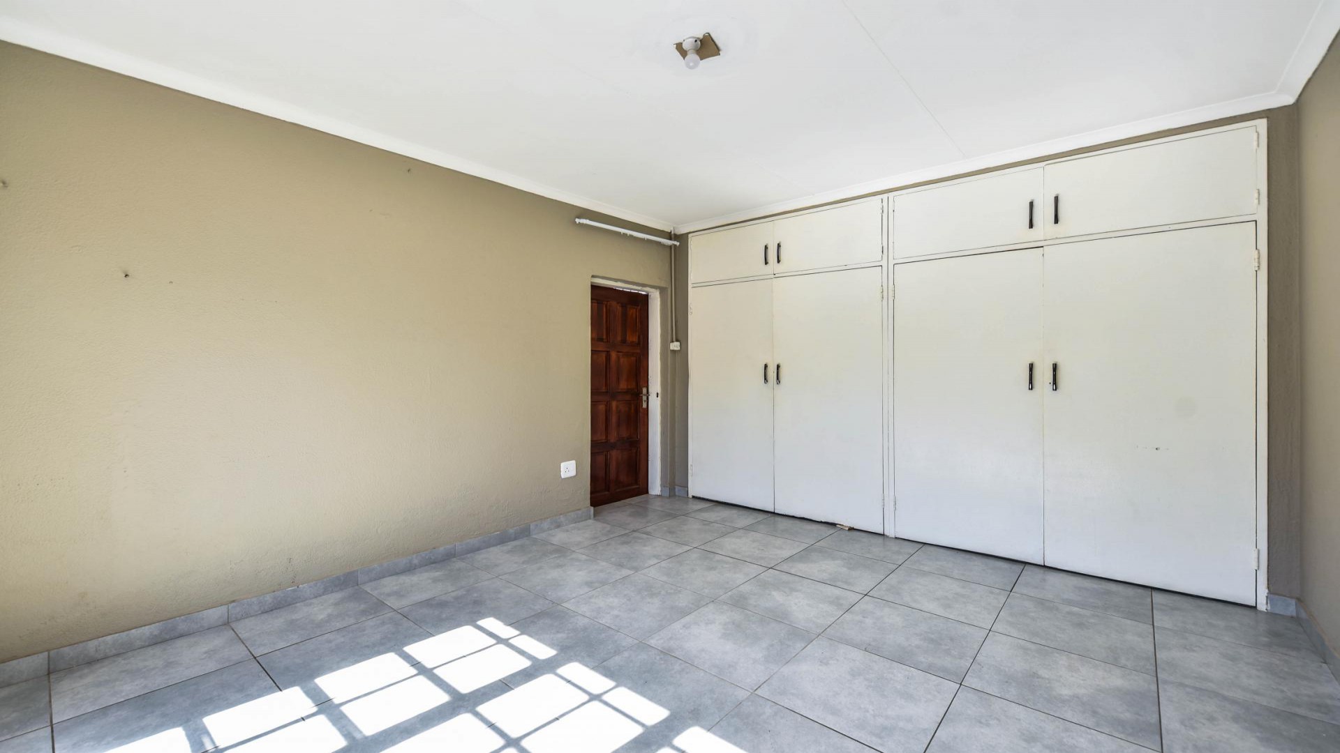 Bed Room 1 of property in Die Hoewes