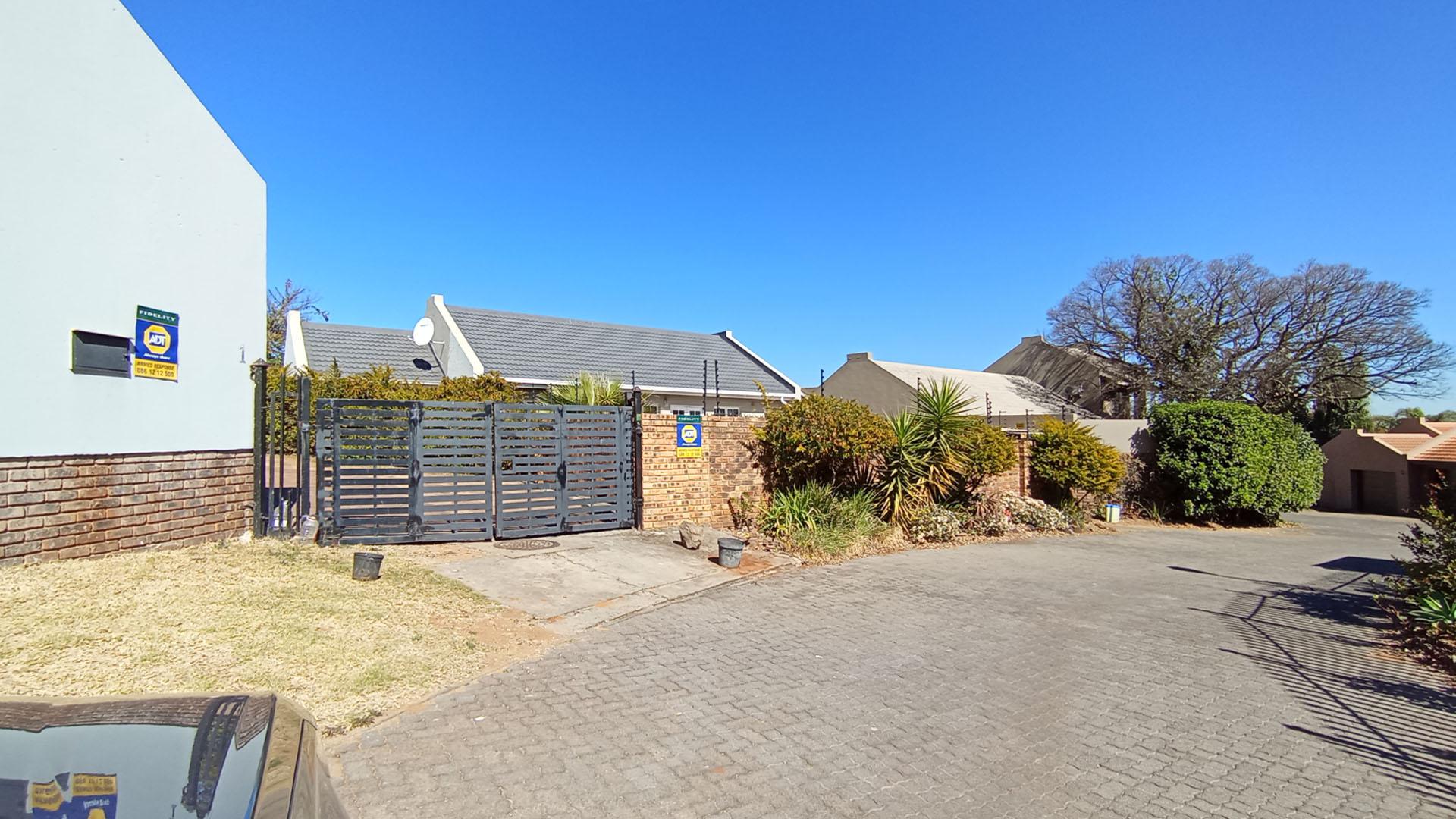 Front View of property in Die Hoewes