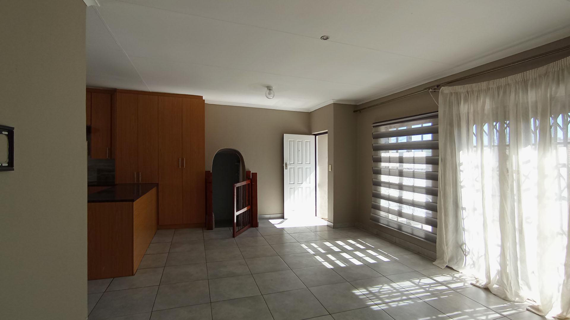 Lounges - 27 square meters of property in Die Hoewes