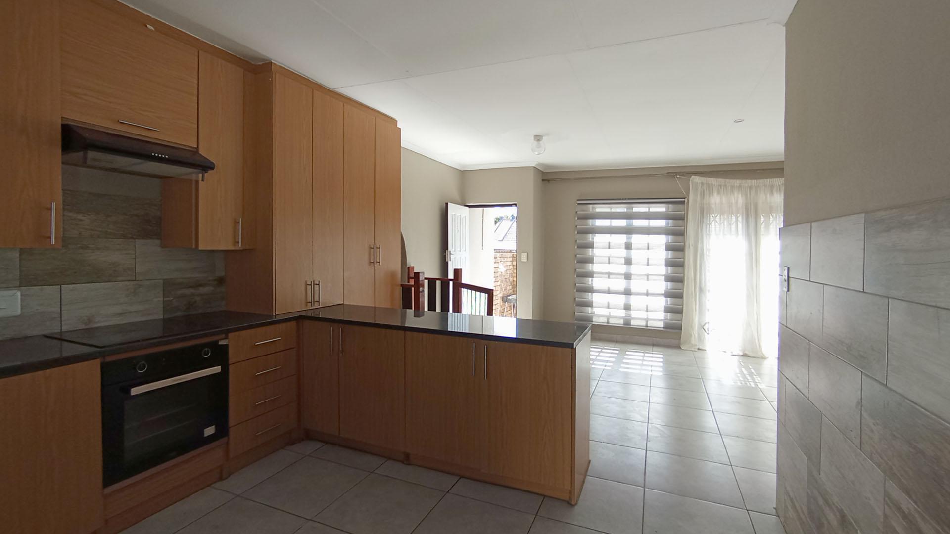 Kitchen - 11 square meters of property in Die Hoewes