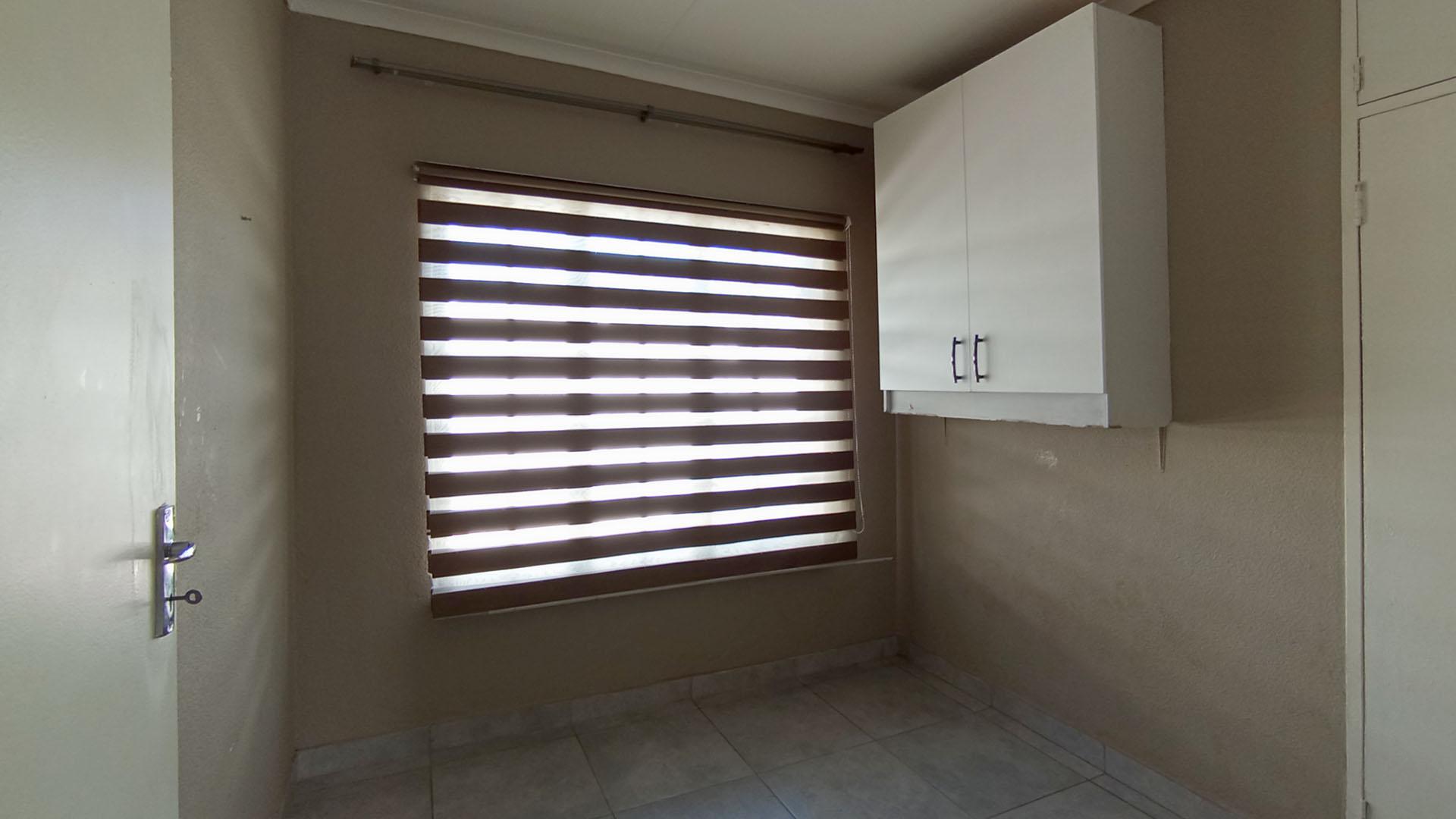Bed Room 1 - 8 square meters of property in Die Hoewes