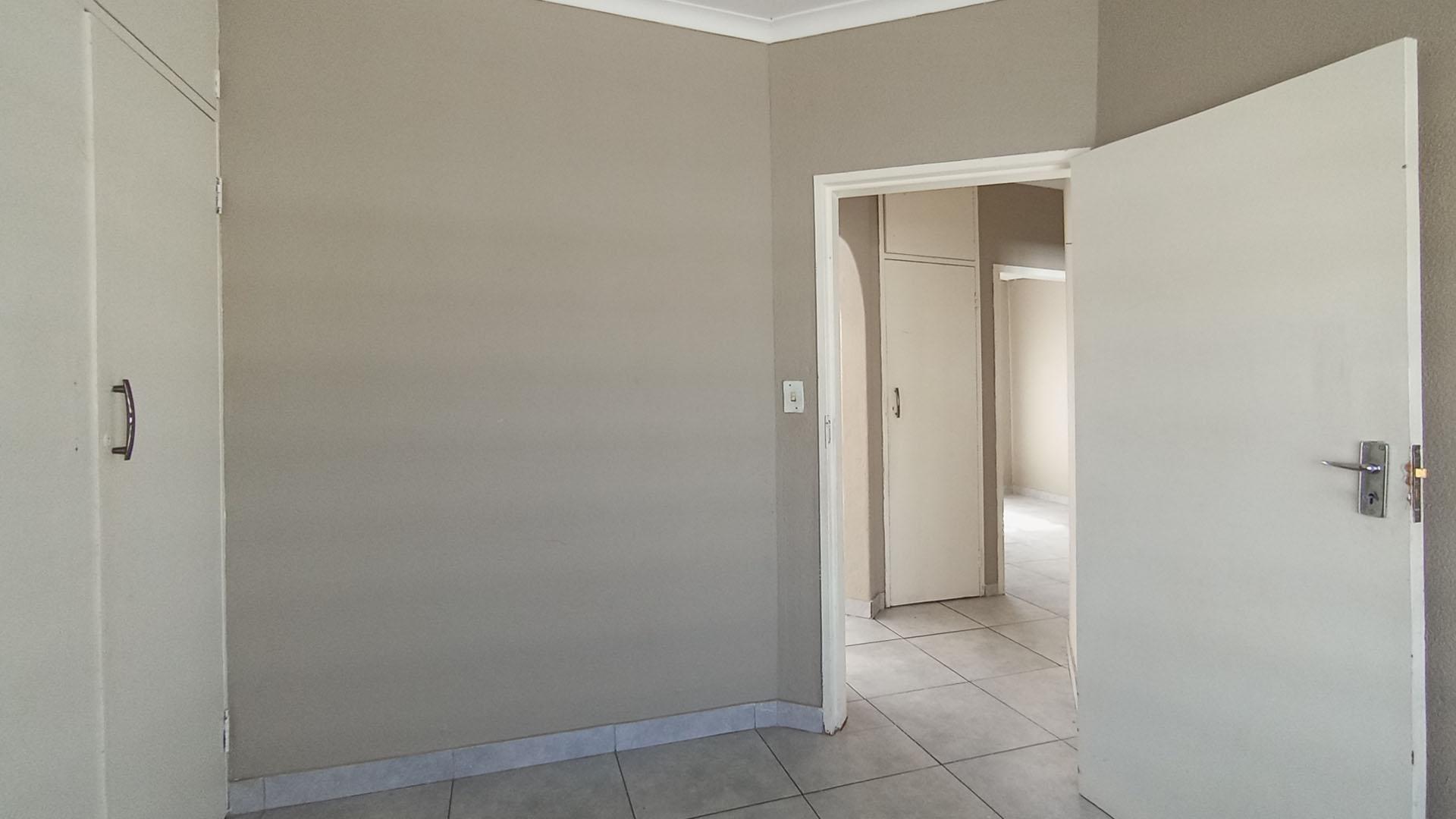 Bed Room 1 - 8 square meters of property in Die Hoewes