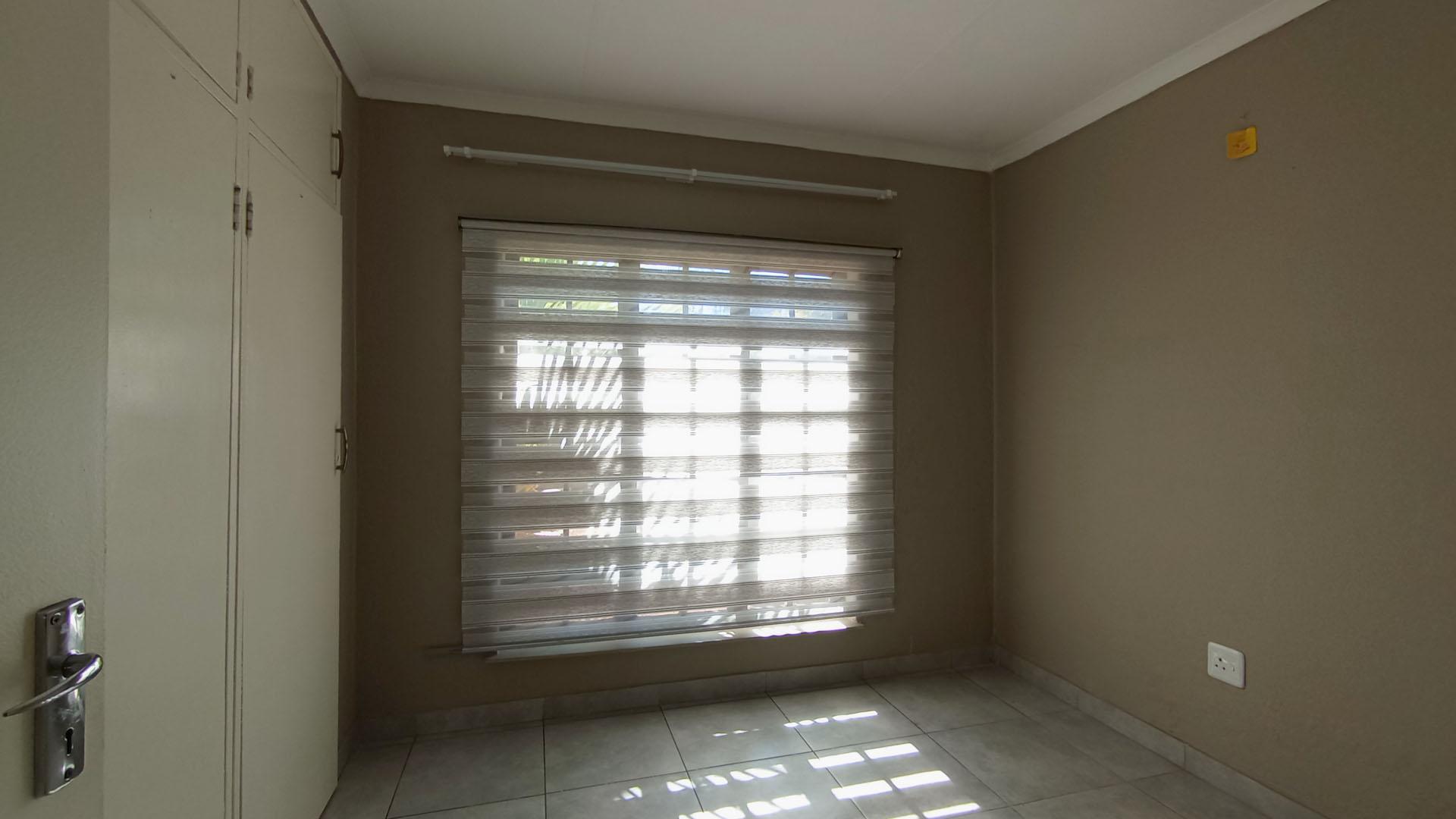 Bed Room 2 - 11 square meters of property in Die Hoewes