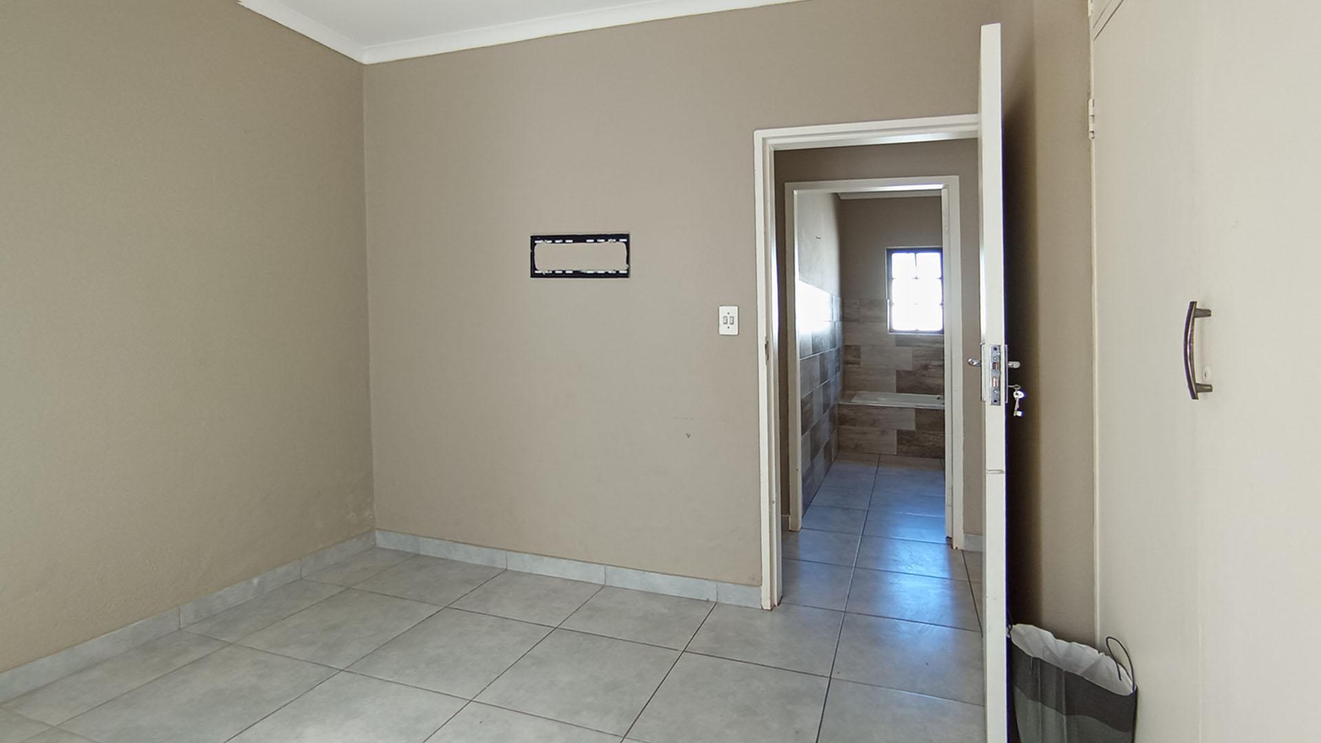 Bed Room 2 - 11 square meters of property in Die Hoewes