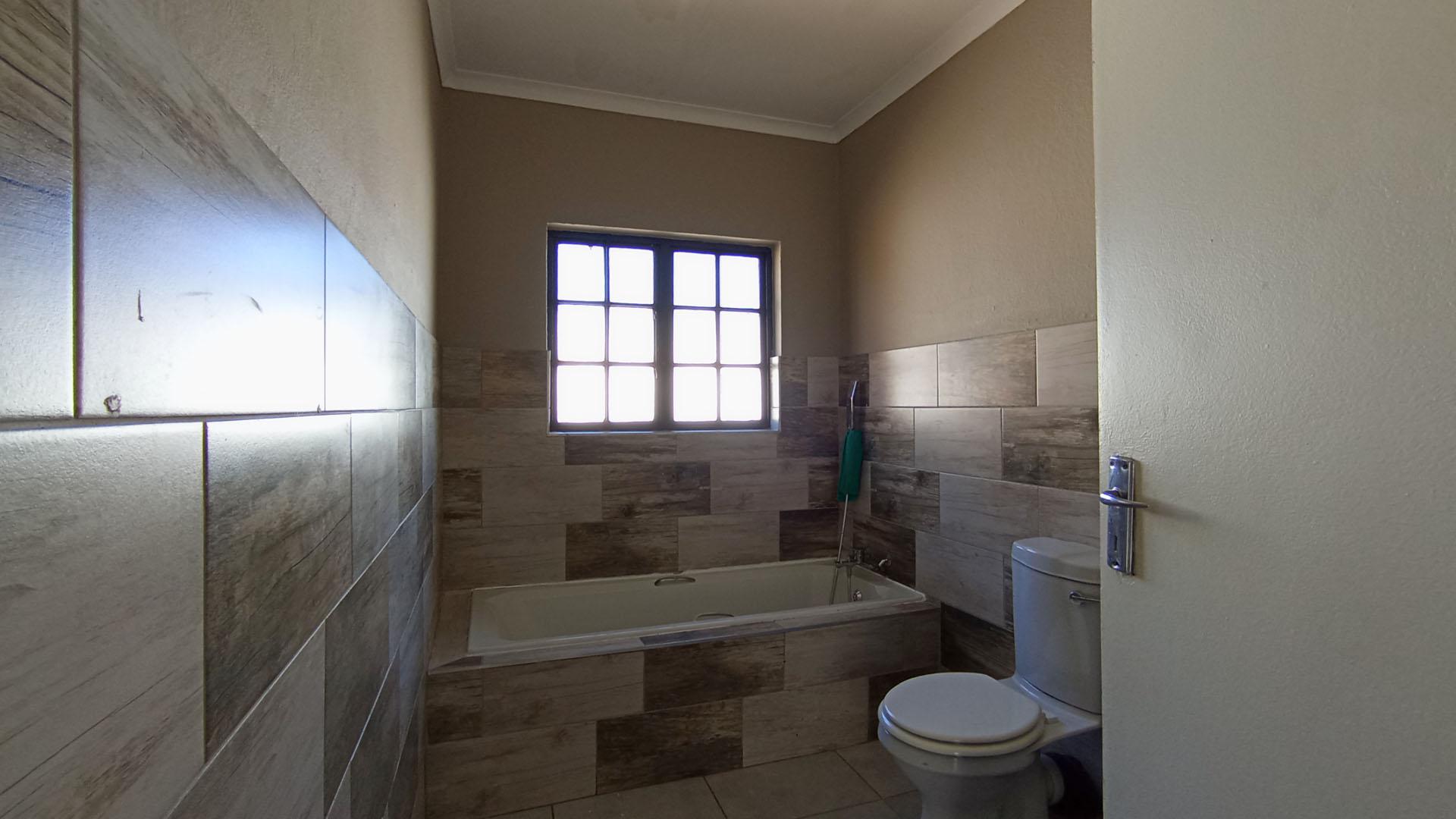 Bathroom 1 - 6 square meters of property in Die Hoewes