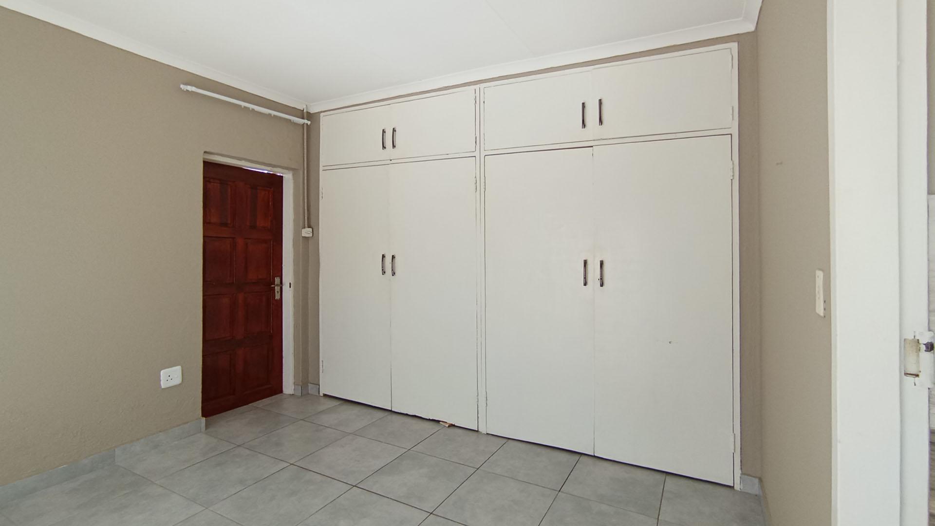 Main Bedroom - 17 square meters of property in Die Hoewes
