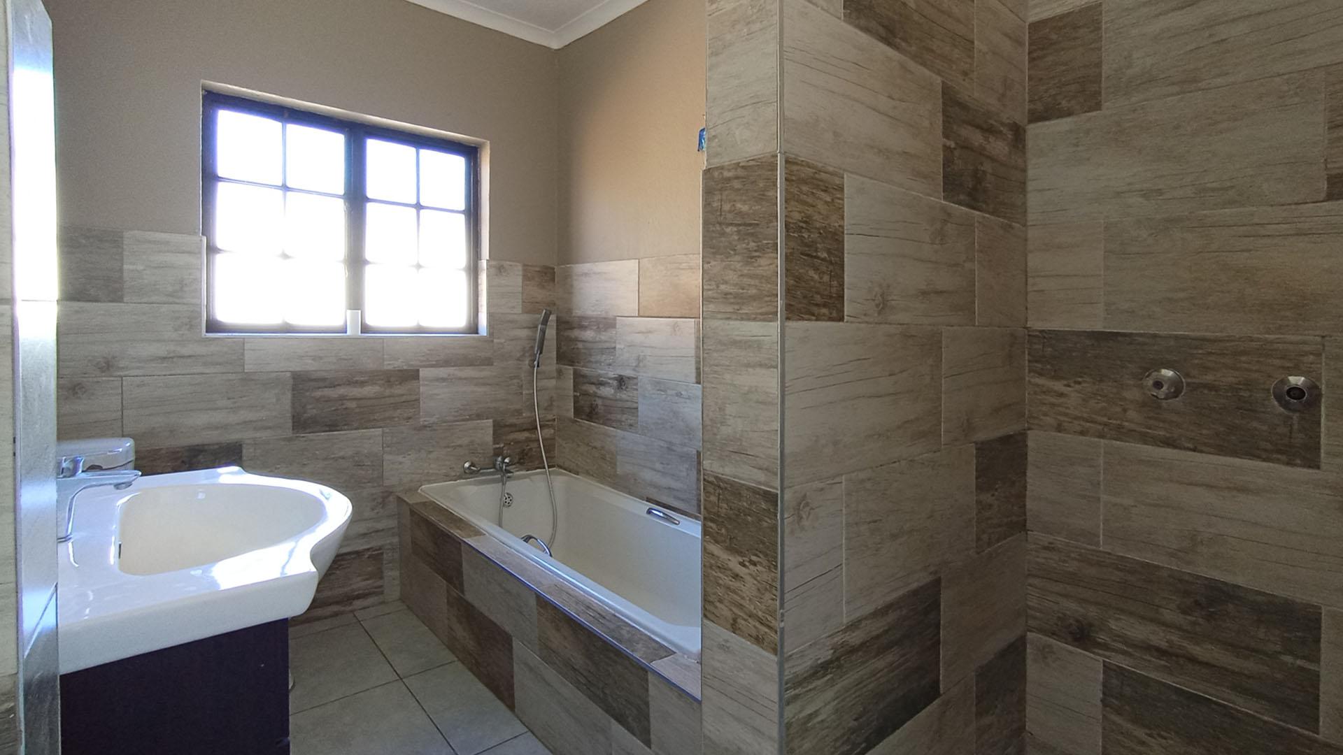 Main Bathroom - 6 square meters of property in Die Hoewes