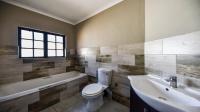 Bathroom 2 of property in Die Hoewes