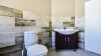 Bathroom 2 of property in Die Hoewes