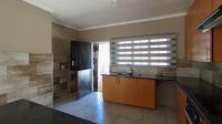 Kitchen - 11 square meters of property in Die Hoewes