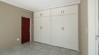 Main Bedroom - 17 square meters of property in Die Hoewes