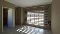 Main Bedroom - 17 square meters of property in Die Hoewes