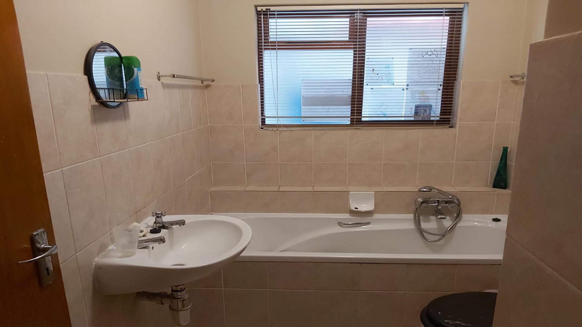 Bathroom 1 - 6 square meters of property in Joostenberg