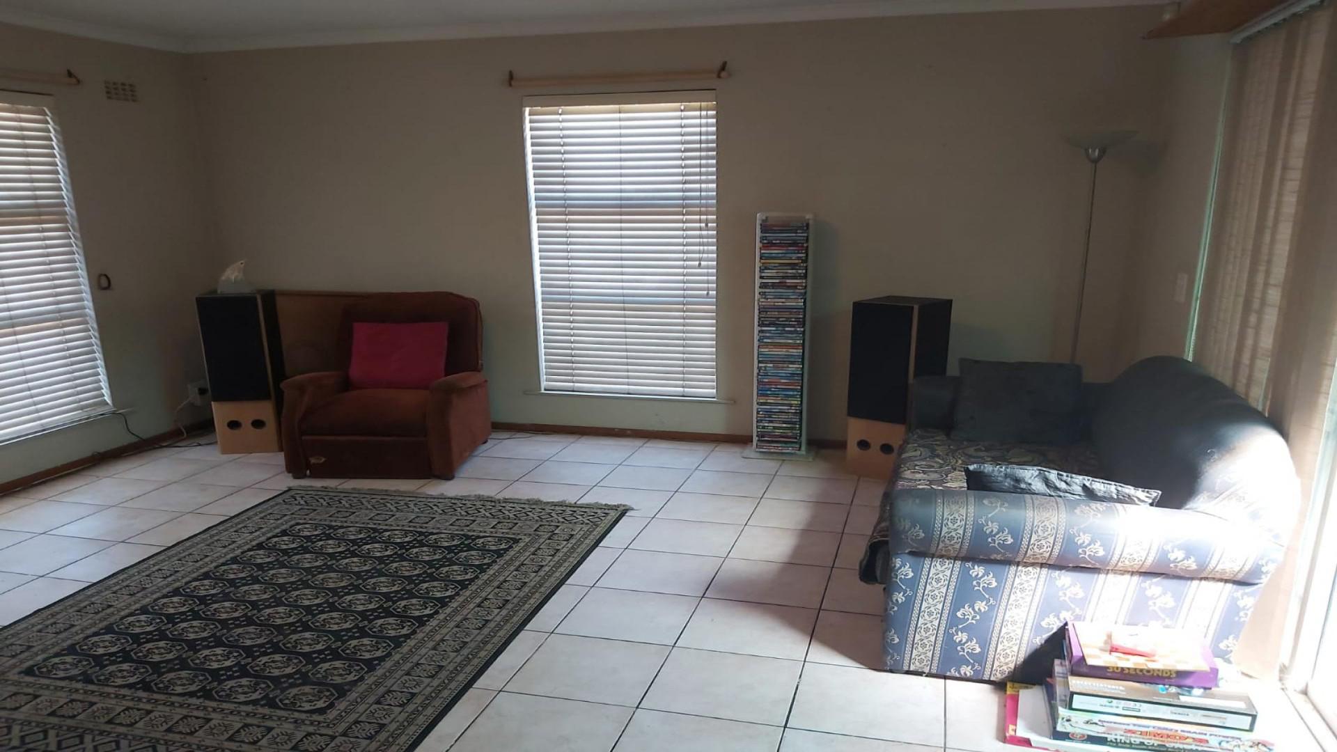 Lounges - 22 square meters of property in Joostenberg