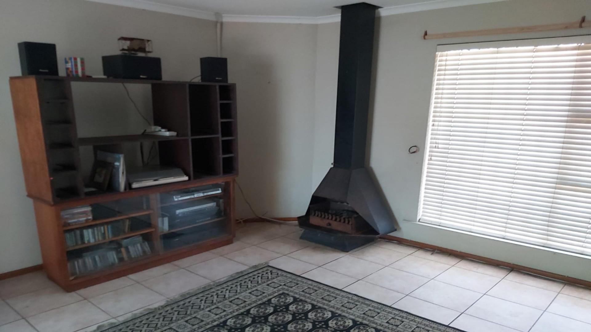 Lounges - 22 square meters of property in Joostenberg