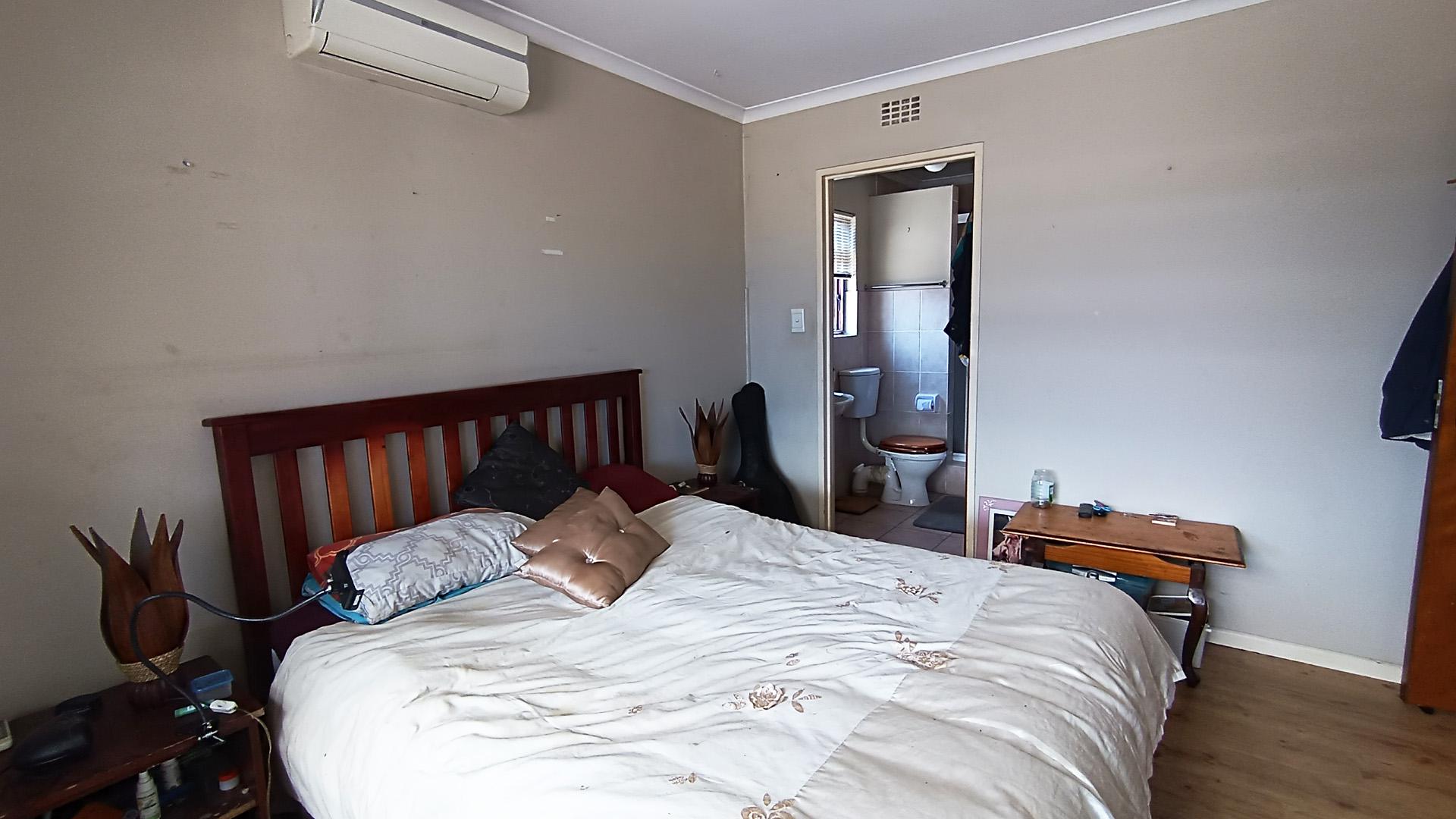 Main Bedroom - 17 square meters of property in Joostenberg